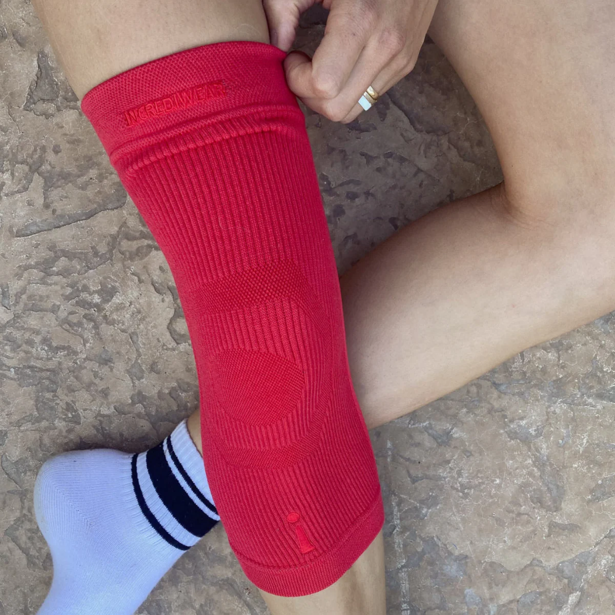 Incrediwear Knee Sleeve Red M - Image 2